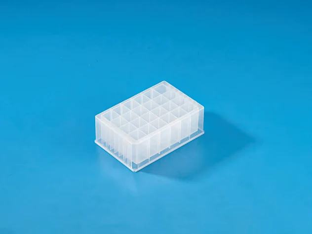 24 Well Clear 10 ml, Square Well Deep Well Plate, PP — catalogue illustration